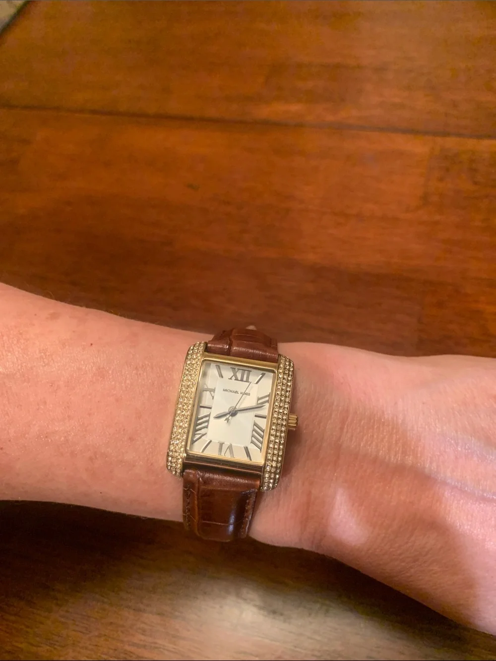 Absolutely stunning Michael Kors watch with Krystals and leather belt. Must !